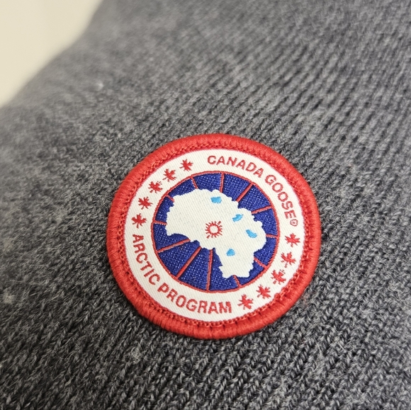 Canada Goose Standard Toque Hat Beanie in Iron Gray - Picture 8 of 12